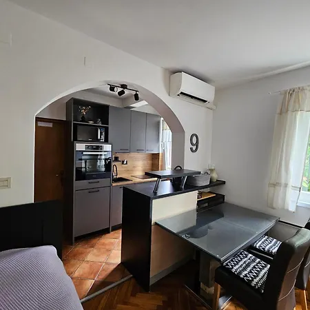 Ena, Strict Center, Sea View